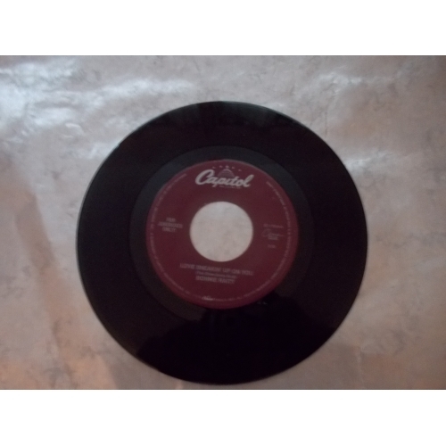 BONNIER RAITT - LOVE SNEAKIN' UP ON YOU/  HELL TO PAY - Vinyl - 7"